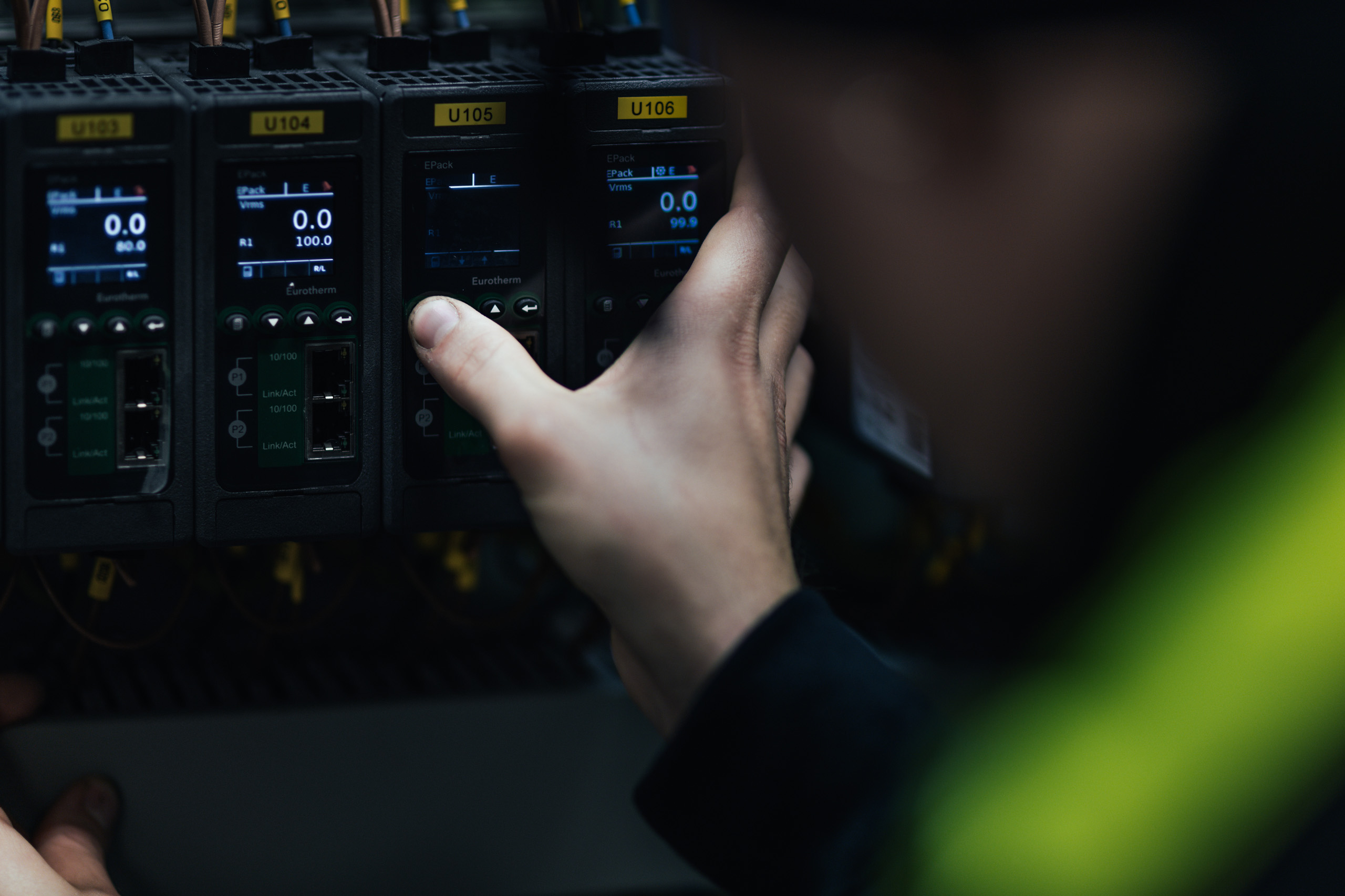 Bomansel Person Haller I Maetutrustning