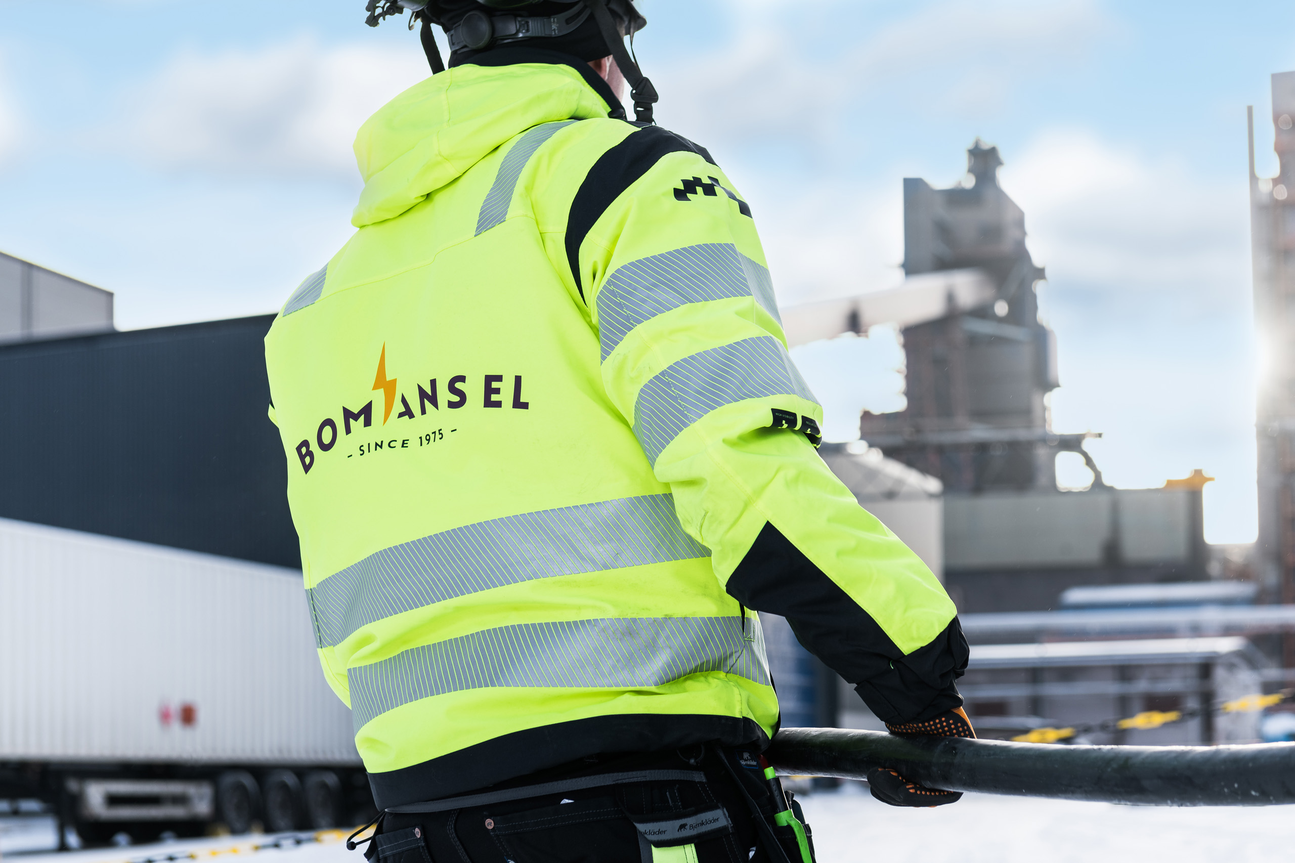 Bomansel Person Haller I Kabel